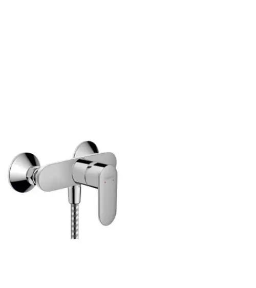 Chromfarbener, wandmontierter Einhebel-Brausemischer von Hansgrohe mit einem schlanken Design und einem flexiblen Schlauch.